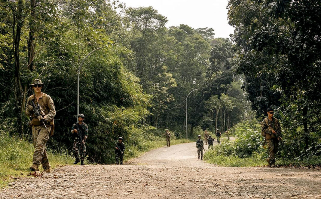 TNI melaksanakan Force Integration Training (FIT) bersama US Armed Forces dan Japanese Ground Self-Defense Forces, di Pusat Misi Pemeliharaan Perdamaian (PMPP) TNI, Sentul, Bogor, Selasa (26/8).