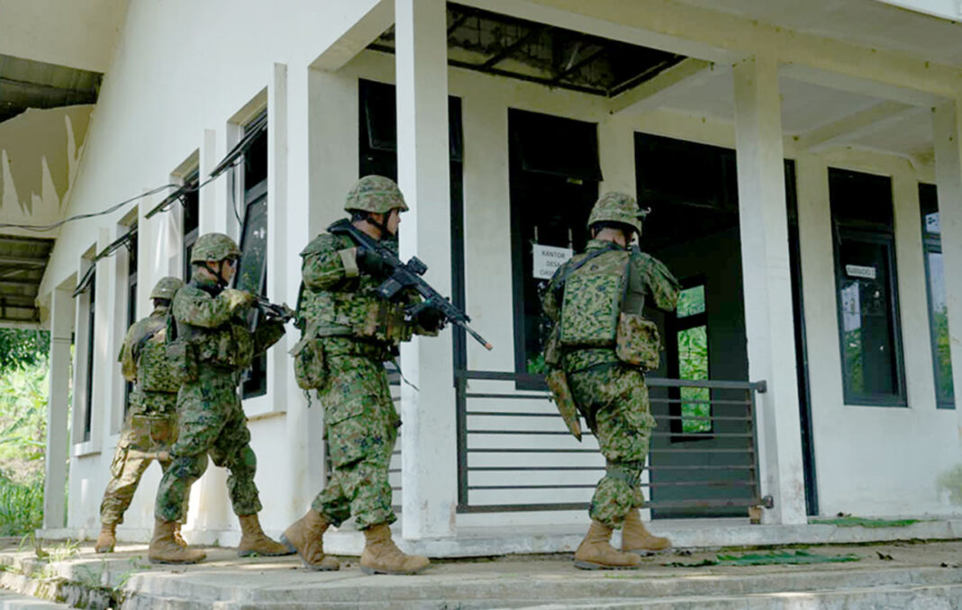 TNI melaksanakan Force Integration Training (FIT) bersama US Armed Forces dan Japanese Ground Self-Defense Forces, di Pusat Misi Pemeliharaan Perdamaian (PMPP) TNI, Sentul, Bogor, Selasa (26/8).