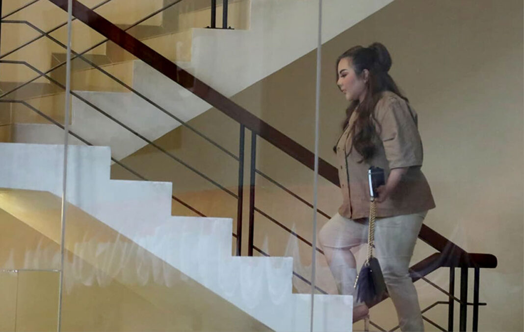 Selebgram Lisa Mariana diperiksa, di Gedung KPK, Kuningan, Jakarta, Jumat (22/8).