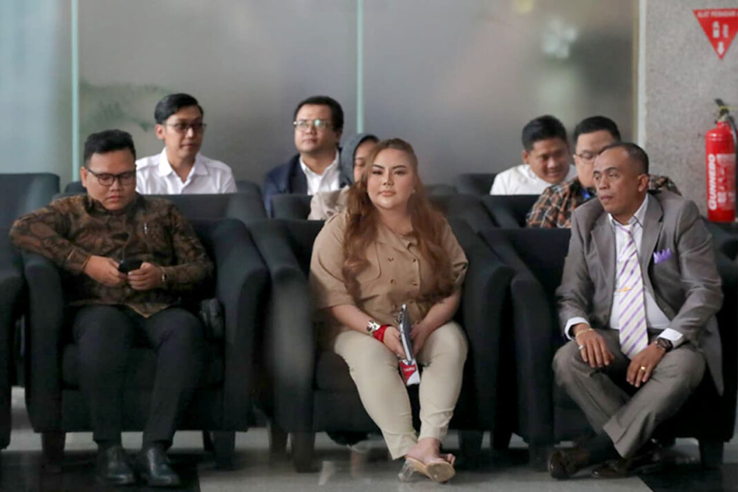 Selebgram Lisa Mariana diperiksa, di Gedung KPK, Kuningan, Jakarta, Jumat (22/8).