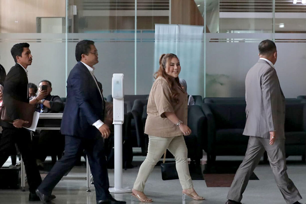 Selebgram Lisa Mariana diperiksa, di Gedung KPK, Kuningan, Jakarta, Jumat (22/8).