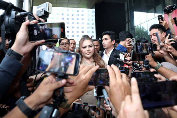 Selebgram Lisa Mariana diperiksa, di Gedung KPK, Kuningan, Jakarta, Jumat (22/8).