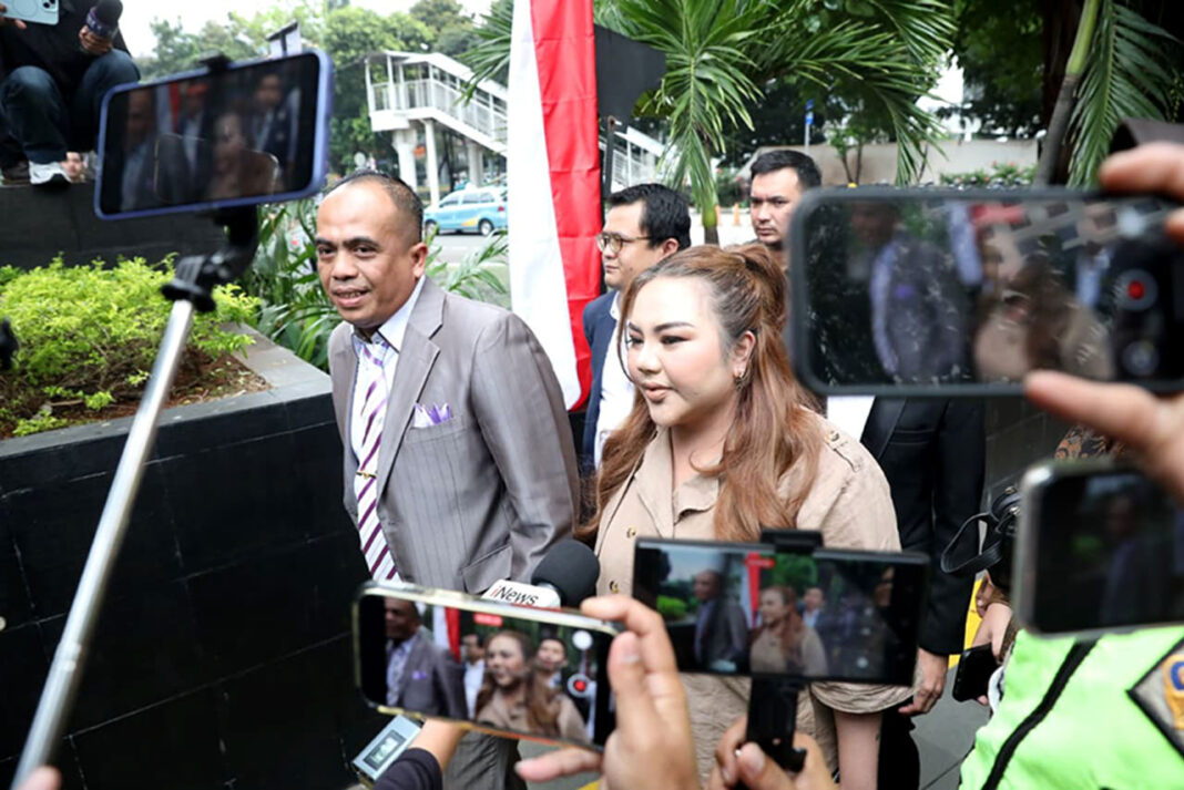 Selebgram Lisa Mariana diperiksa, di Gedung KPK, Kuningan, Jakarta, Jumat (22/8).