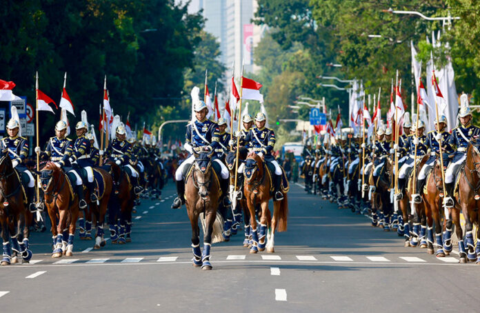 Kirab Bendera Merah Putih HUT ke-80 Republik Indonesia, di Monas, Jakarta, Minggu (17/8).