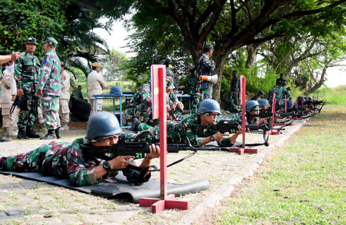 Puspenerbal menggelar latihan rutin menembak, di Lapangan Tembak Sugeng Hardjo Taruno, Lanudal Juanda, Jawa Timur, Kamis (14/8).