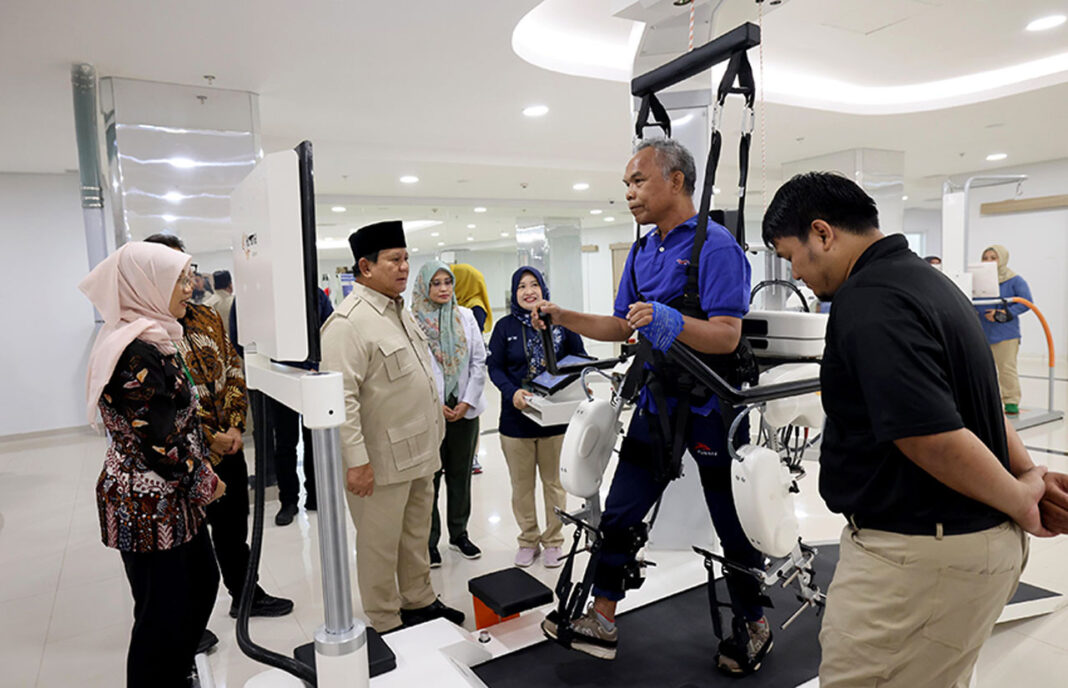 Presiden Prabowo Subianto meresmikan Gedung Layanan Terpadu dan Institut Neurosains Nasional, di Rumah Sakit Pusat Otak Nasional Mahar Mardjono, Jakarta, Selasa (26/8).