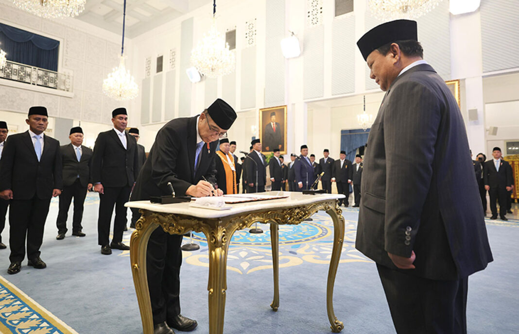 Presiden Prabowo Subianto memimpin pengucapan sumpah/janji Wakil Ketua Mahkamah Agung, Kepala Badan dan Dubes, di Istana Negara, Jakarta, Senin (25/8).