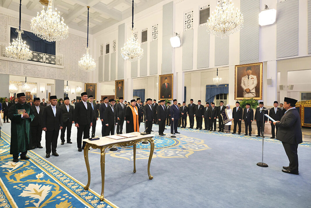 Presiden Prabowo Subianto memimpin pengucapan sumpah/janji Wakil Ketua Mahkamah Agung, Kepala Badan dan Dubes, di Istana Negara, Jakarta, Senin (25/8).