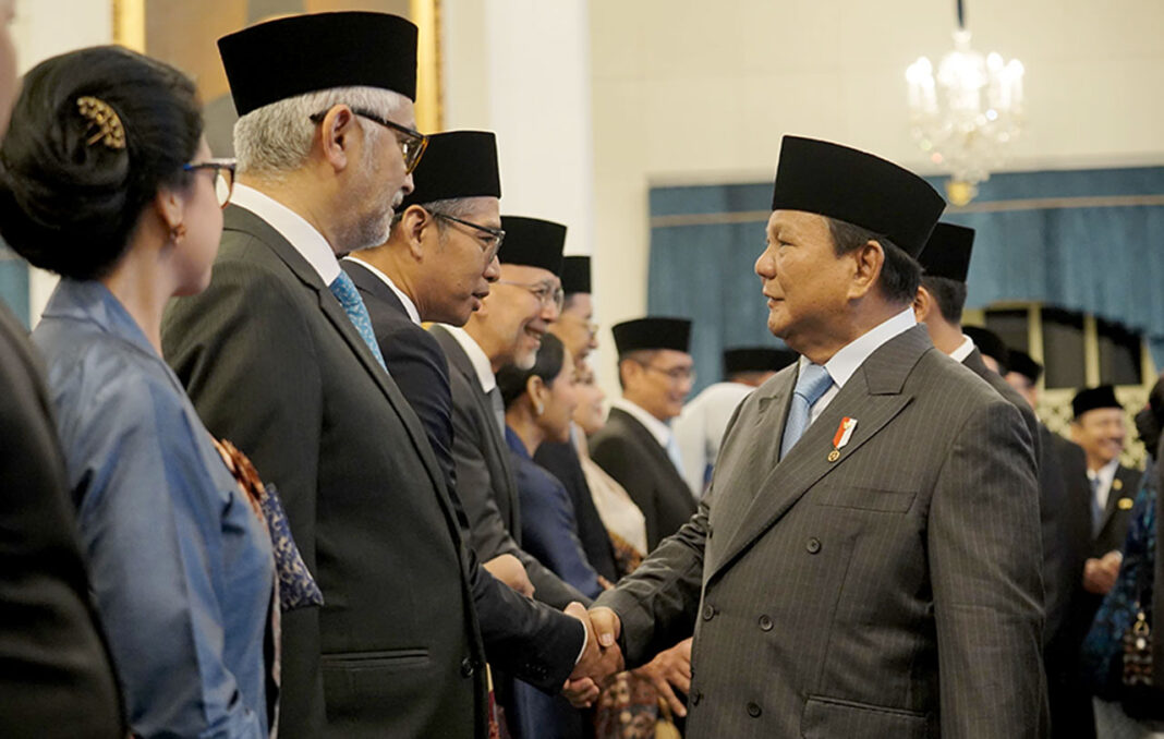 Presiden Prabowo Subianto memimpin pengucapan sumpah/janji Wakil Ketua Mahkamah Agung, Kepala Badan dan Dubes, di Istana Negara, Jakarta, Senin (25/8).