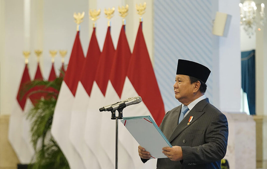Presiden Prabowo Subianto memimpin pengucapan sumpah/janji Wakil Ketua Mahkamah Agung, Kepala Badan dan Dubes, di Istana Negara, Jakarta, Senin (25/8).
