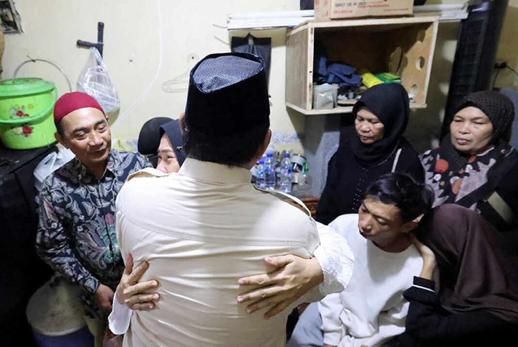 Presiden Prabowo Subianto melayat ke rumah duka Affan Kurniawan, di Menteng, Jakarta, Jumat (29/8).