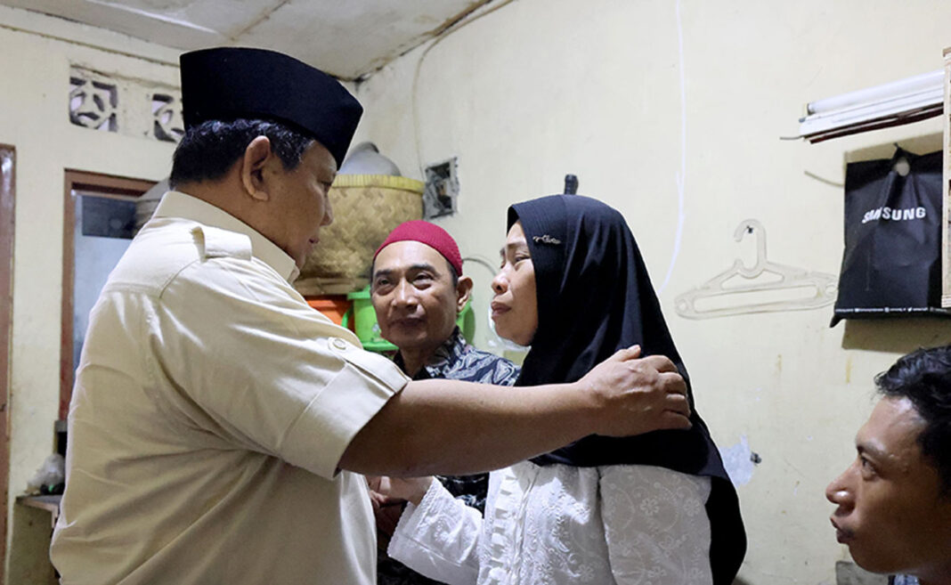 Presiden Prabowo Subianto melayat ke rumah duka Affan Kurniawan, di Menteng, Jakarta, Jumat (29/8).