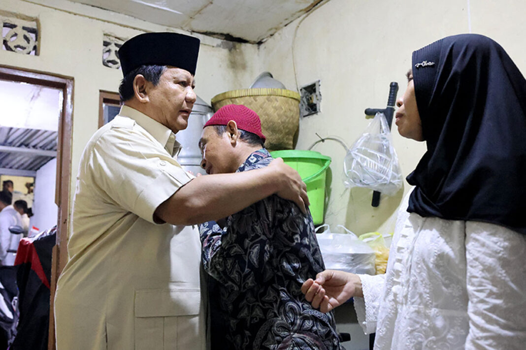 Presiden Prabowo Subianto melayat ke rumah duka Affan Kurniawan, di Menteng, Jakarta, Jumat (29/8).