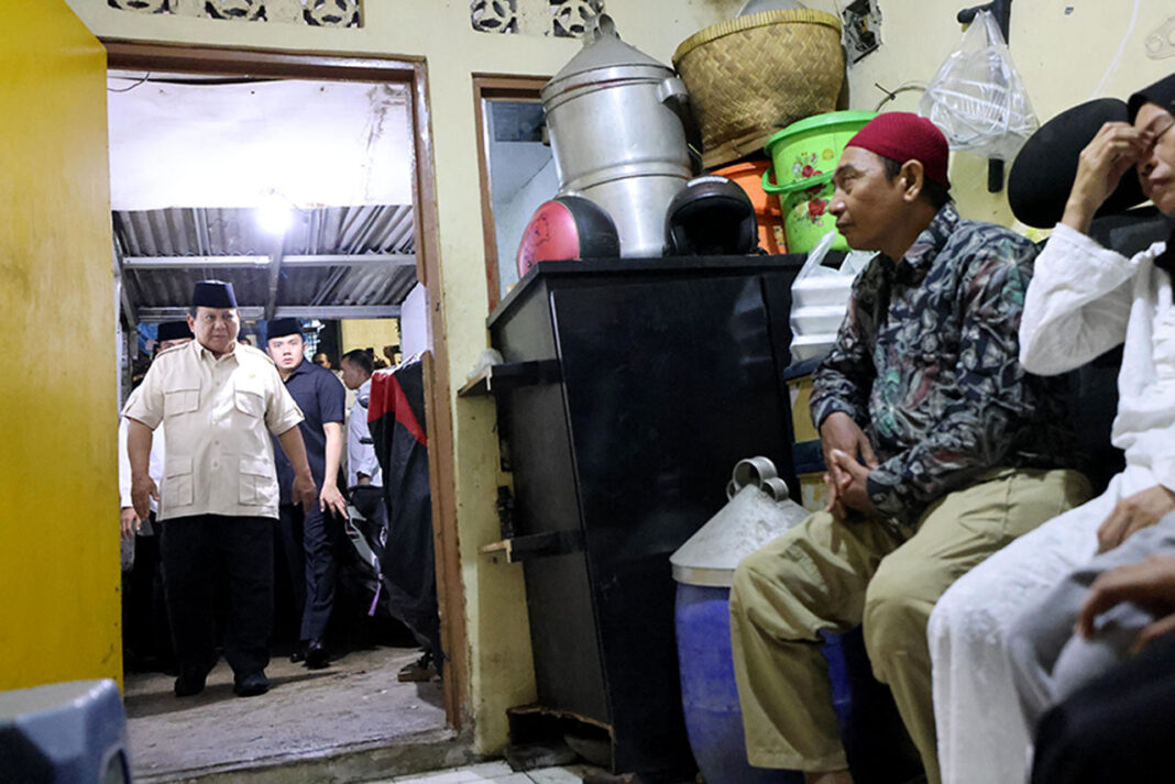 Presiden Prabowo Subianto melayat ke rumah duka Affan Kurniawan, di Menteng, Jakarta, Jumat (29/8).