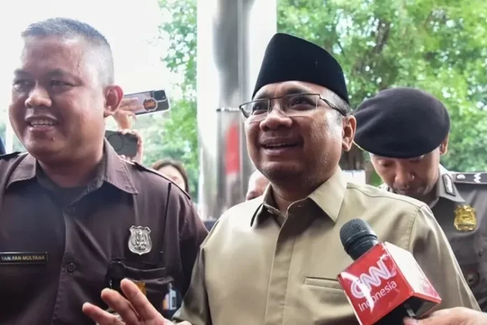 Yaqut Cholil Qoumas mendatangi gedung KPK untuk pemeriksaan. [astakom / ANTARA]