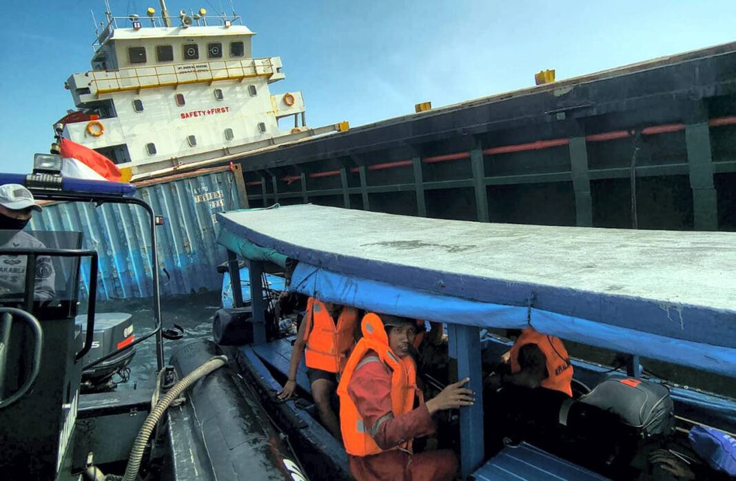 Bakamla RI bergerak cepat melaksanakan quick response awal terhadap kecelakaan kapal KM. Alexindo 8 yang mengalami kemiringan, di area labuh Pelabuhan Sunda Kelapa, Jakarta, Senin (22/9).abuhan Sunda Kelapa, Jakarta, Senin (22/9).