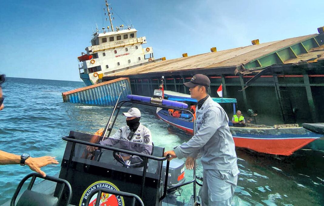 Bakamla RI bergerak cepat melaksanakan quick response awal terhadap kecelakaan kapal KM. Alexindo 8 yang mengalami kemiringan, di area labuh Pelabuhan Sunda Kelapa, Jakarta, Senin (22/9).