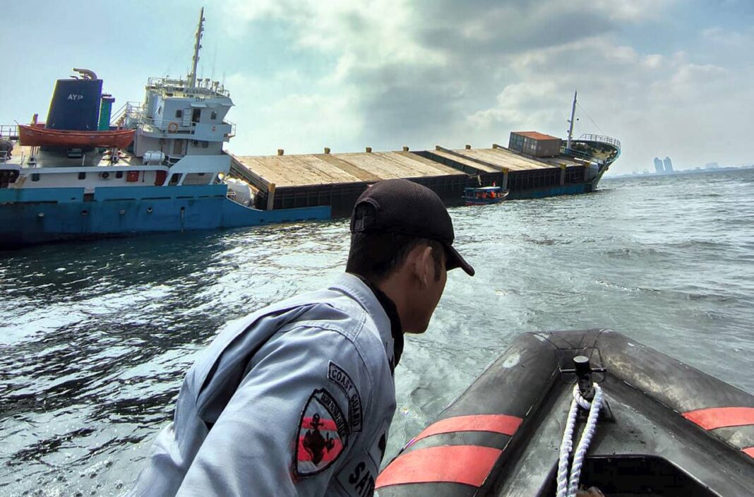 Bakamla RI bergerak cepat melaksanakan quick response awal terhadap kecelakaan kapal KM. Alexindo 8 yang mengalami kemiringan, di area labuh Pelabuhan Sunda Kelapa, Jakarta, Senin (22/9).