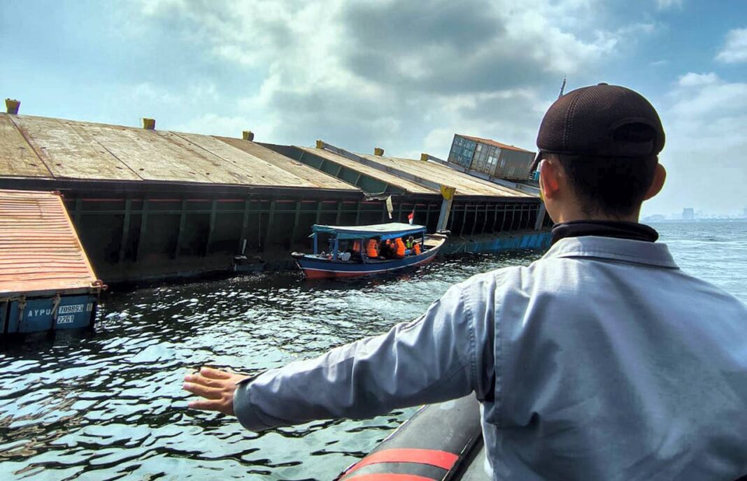 Bakamla RI bergerak cepat melaksanakan quick response awal terhadap kecelakaan kapal KM. Alexindo 8 yang mengalami kemiringan, di area labuh Pelabuhan Sunda Kelapa, Jakarta, Senin (22/9).