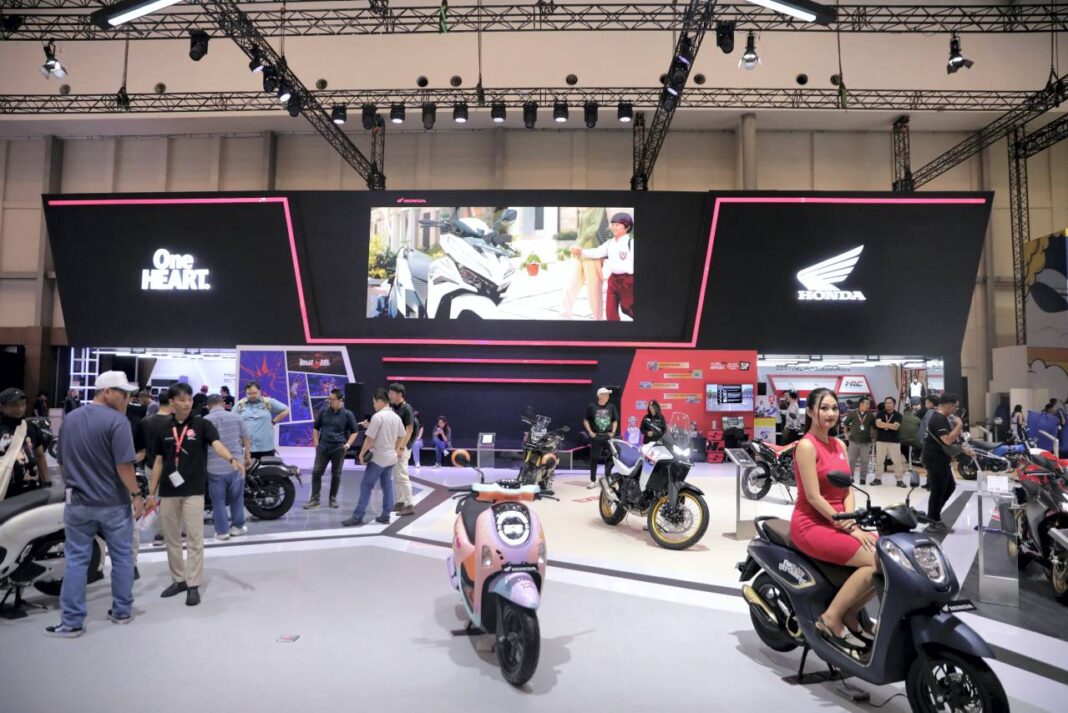 Pameran Indonesia Motorcycle Show (IMOS) 2025 di Indonesia Convention Exhibition (ICE) BSD, Serpong, Kabupaten Tangerang, Banten, Rabu (24/9).