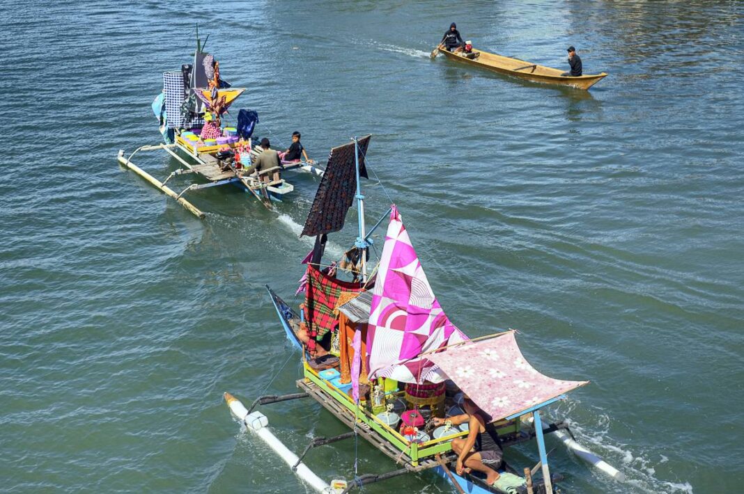 Sejumlah warga merayakan 