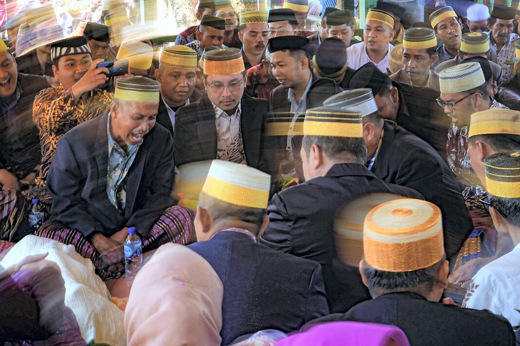 Sejumlah warga merayakan 
