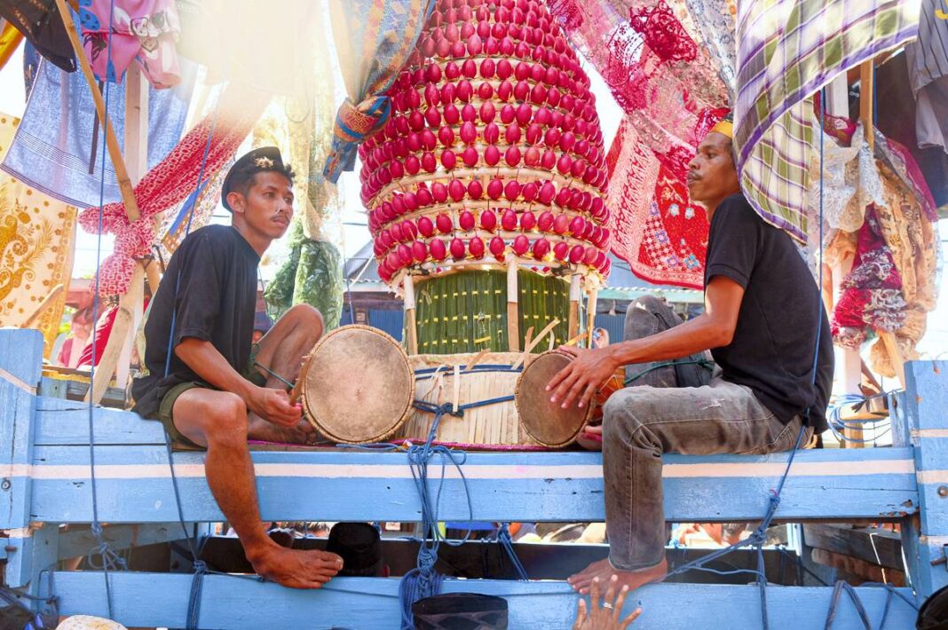Sejumlah warga merayakan 