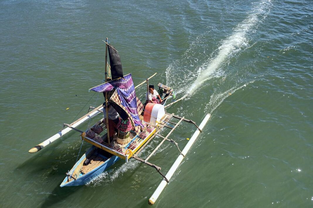 Sejumlah warga merayakan 