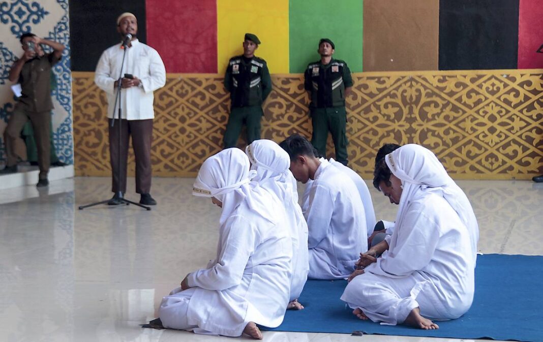 Eksekusi uqubat cambuk terhadap sembilan terpidana kasus pelanggaran Qanun Jinayat Aceh di Taman Bustanussalatin, Kecamatan Baiturrahman, Banda Aceh, Selasa (22/9).