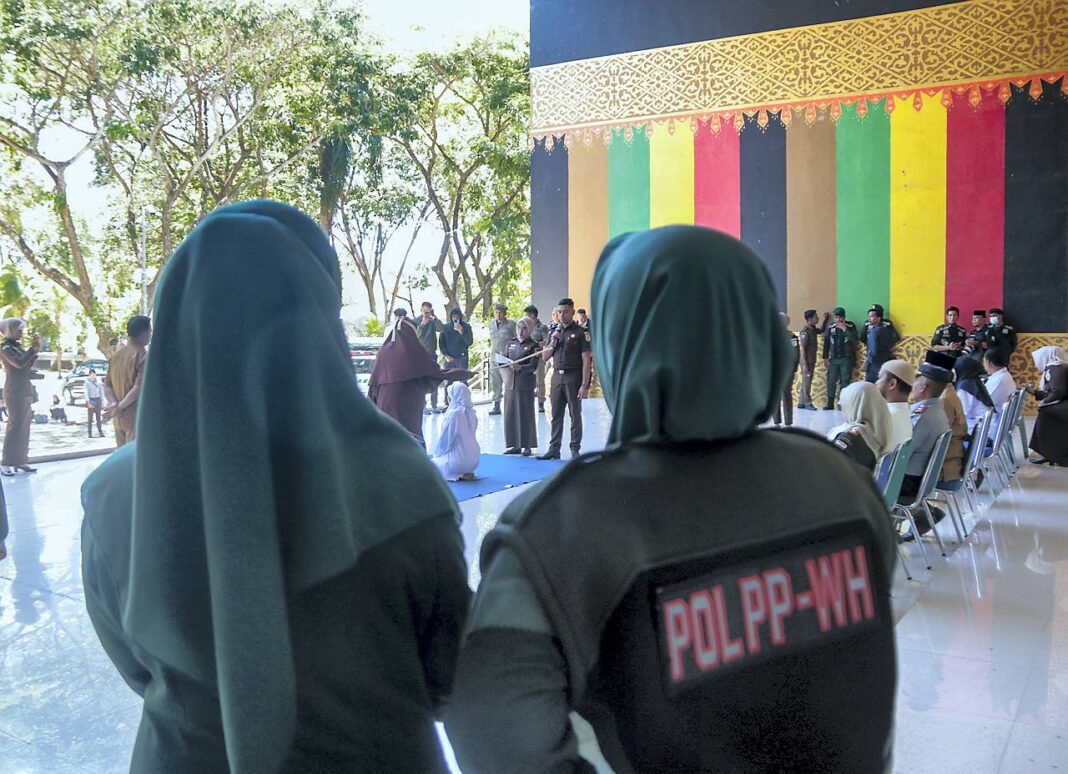 Eksekusi uqubat cambuk terhadap sembilan terpidana kasus pelanggaran Qanun Jinayat Aceh di Taman Bustanussalatin, Kecamatan Baiturrahman, Banda Aceh, Selasa (22/9).