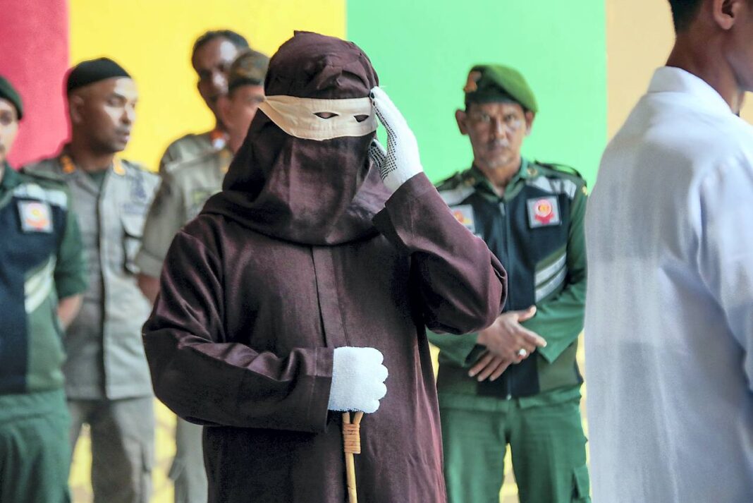 Eksekusi uqubat cambuk terhadap sembilan terpidana kasus pelanggaran Qanun Jinayat Aceh di Taman Bustanussalatin, Kecamatan Baiturrahman, Banda Aceh, Selasa (22/9).