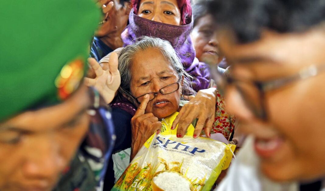 Sejumlah warga Surabaya antre sembako Gerakan Pangan Murah (GPM) yang diselenggarakan Kementerian Pertanian bersama Badan Urusan Logistik (Bulog), di Taman Mundu Kota Surabaya, Jawa Timur, Selasa (23/9).