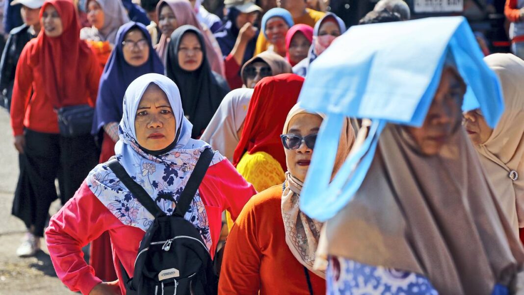 Sejumlah warga Surabaya antre sembako Gerakan Pangan Murah (GPM) yang diselenggarakan Kementerian Pertanian bersama Badan Urusan Logistik (Bulog), di Taman Mundu Kota Surabaya, Jawa Timur, Selasa (23/9).