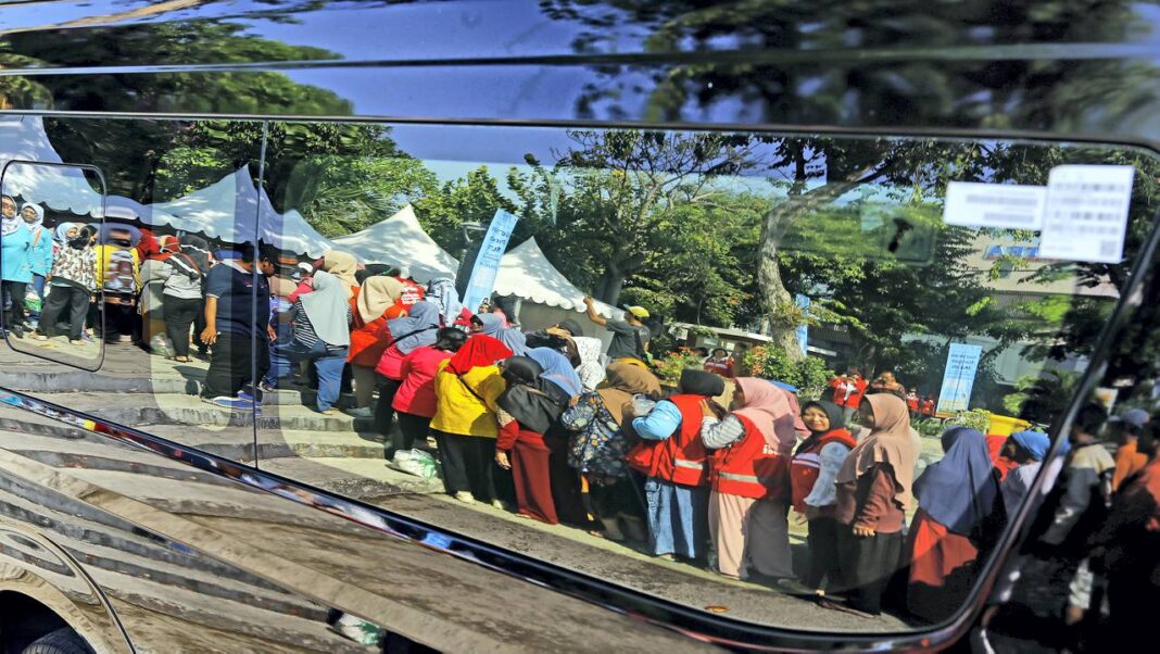Sejumlah warga Surabaya antre sembako Gerakan Pangan Murah (GPM) yang diselenggarakan Kementerian Pertanian bersama Badan Urusan Logistik (Bulog), di Taman Mundu Kota Surabaya, Jawa Timur, Selasa (23/9).