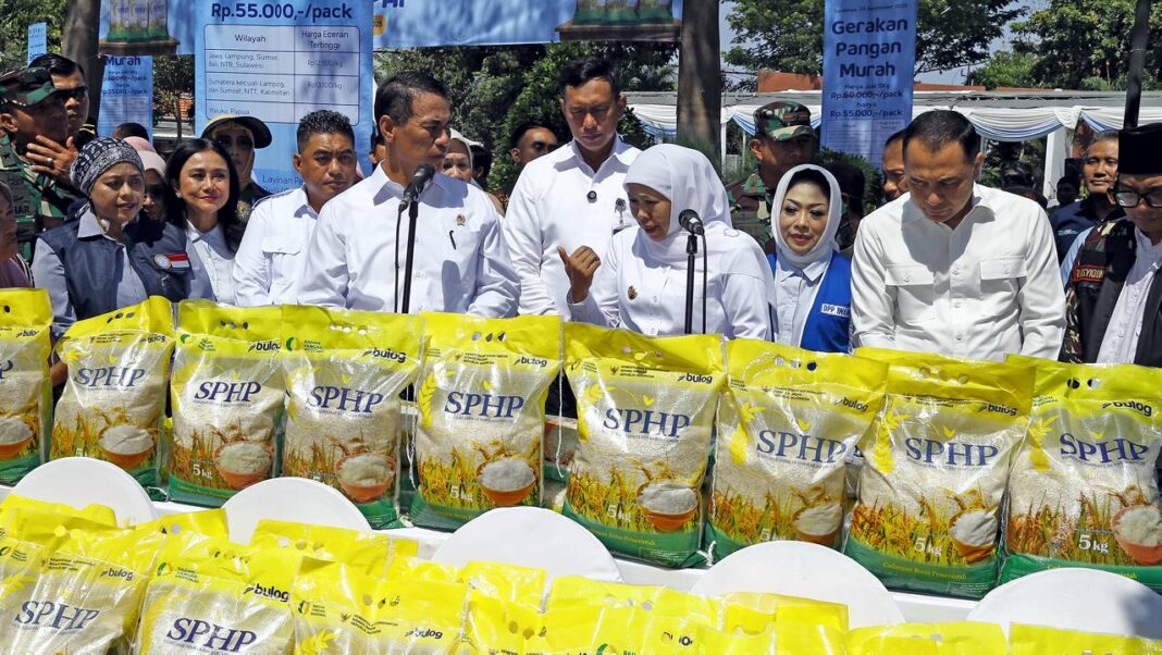 Sejumlah warga Surabaya antre sembako Gerakan Pangan Murah (GPM) yang diselenggarakan Kementerian Pertanian bersama Badan Urusan Logistik (Bulog), di Taman Mundu Kota Surabaya, Jawa Timur, Selasa (23/9).