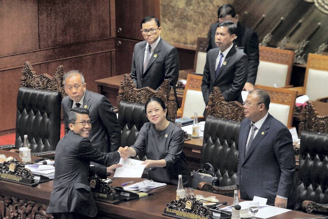 Pengesahaan Dewan Komisioner Lembaga Penjamin Simpanan (LPS) pada Rapat Paripurna DPR, di Gedung Nusantara II, Kompleks Parlemen, Senayan, Jakarta, Selasa (23/9).