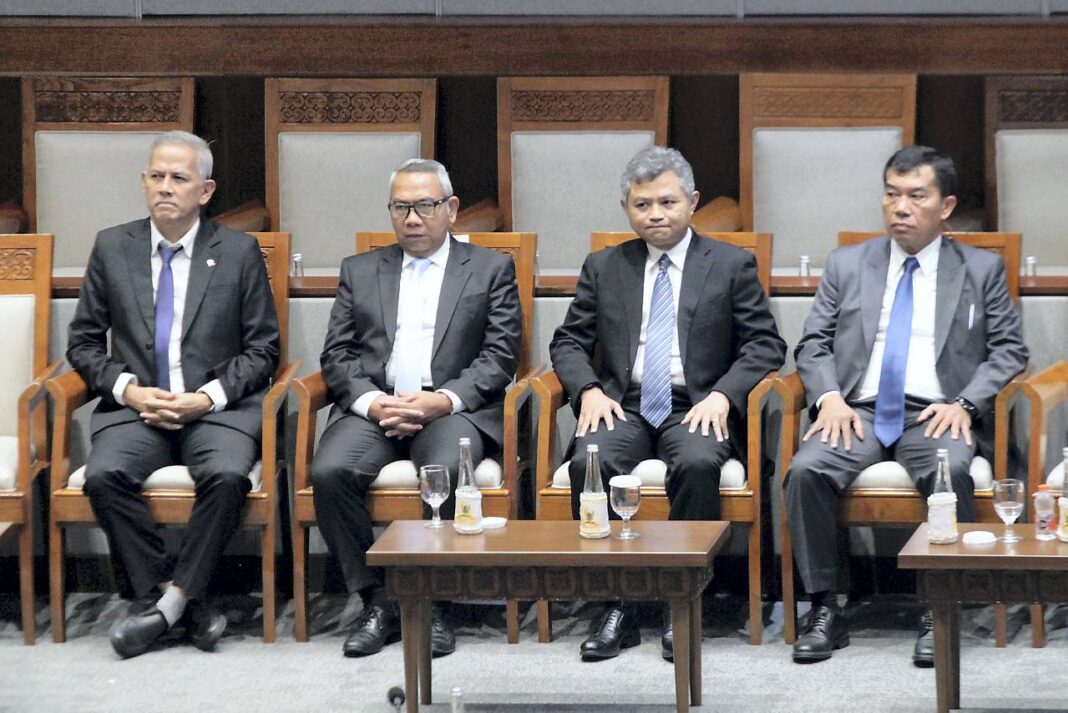Pengesahaan Dewan Komisioner Lembaga Penjamin Simpanan (LPS) pada Rapat Paripurna DPR, di Gedung Nusantara II, Kompleks Parlemen, Senayan, Jakarta, Selasa (23/9).