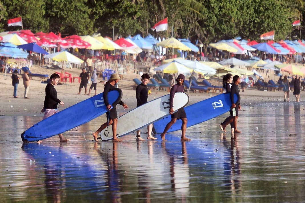 Sejumlah wisatawan menikmati pemandangan Pantai Kuta, di Badung, Bali, Rabu (24/9).