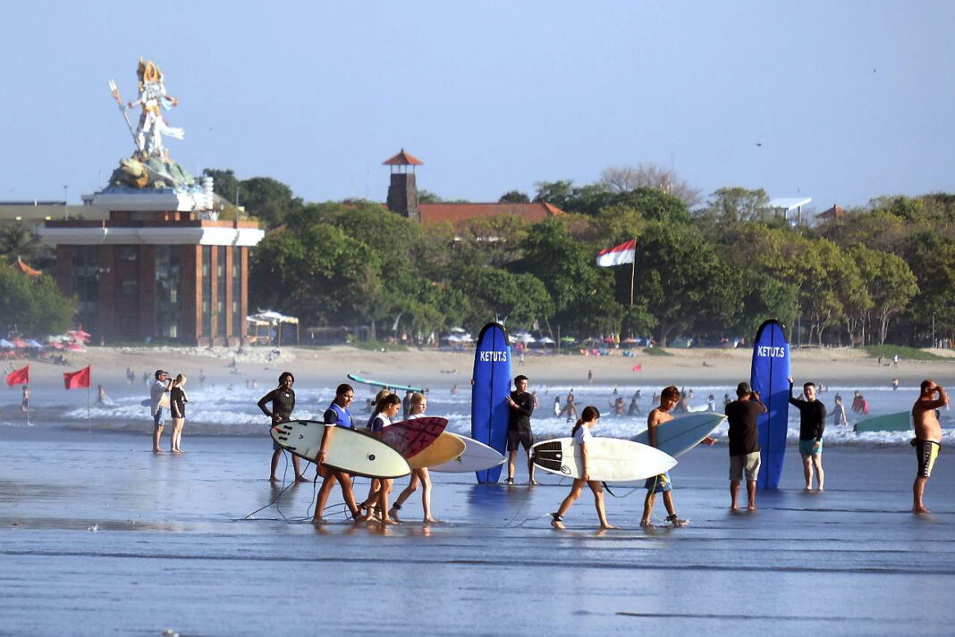 Sejumlah wisatawan menikmati pemandangan Pantai Kuta, di Badung, Bali, Rabu (24/9).