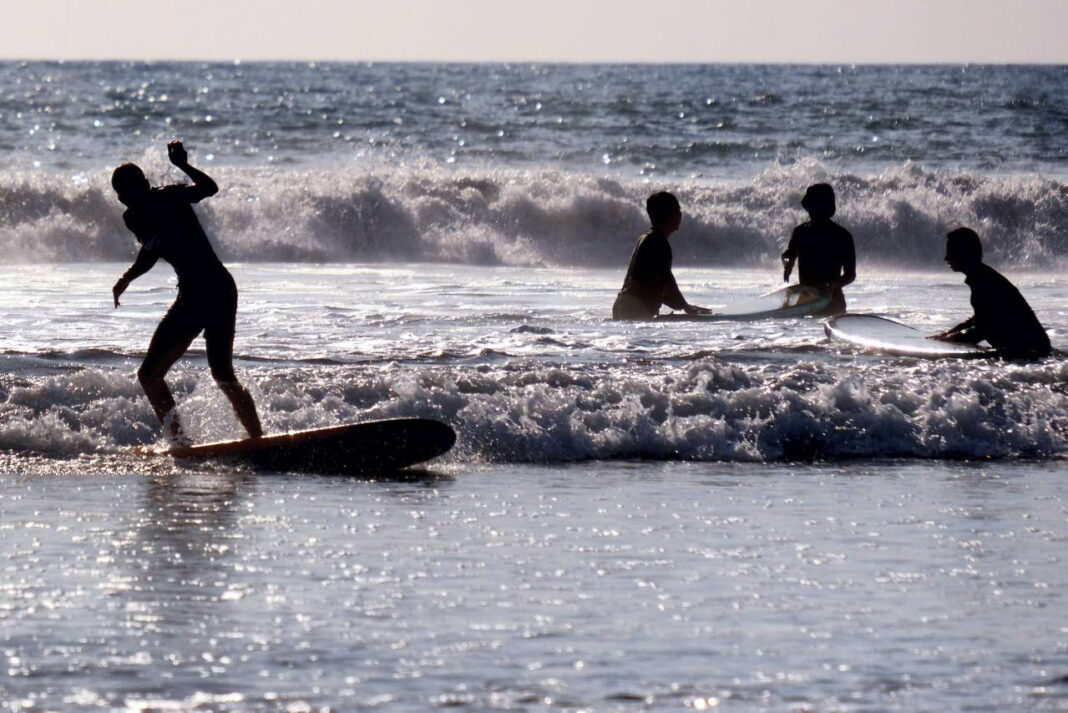 Sejumlah wisatawan menikmati pemandangan Pantai Kuta, di Badung, Bali, Rabu (24/9).