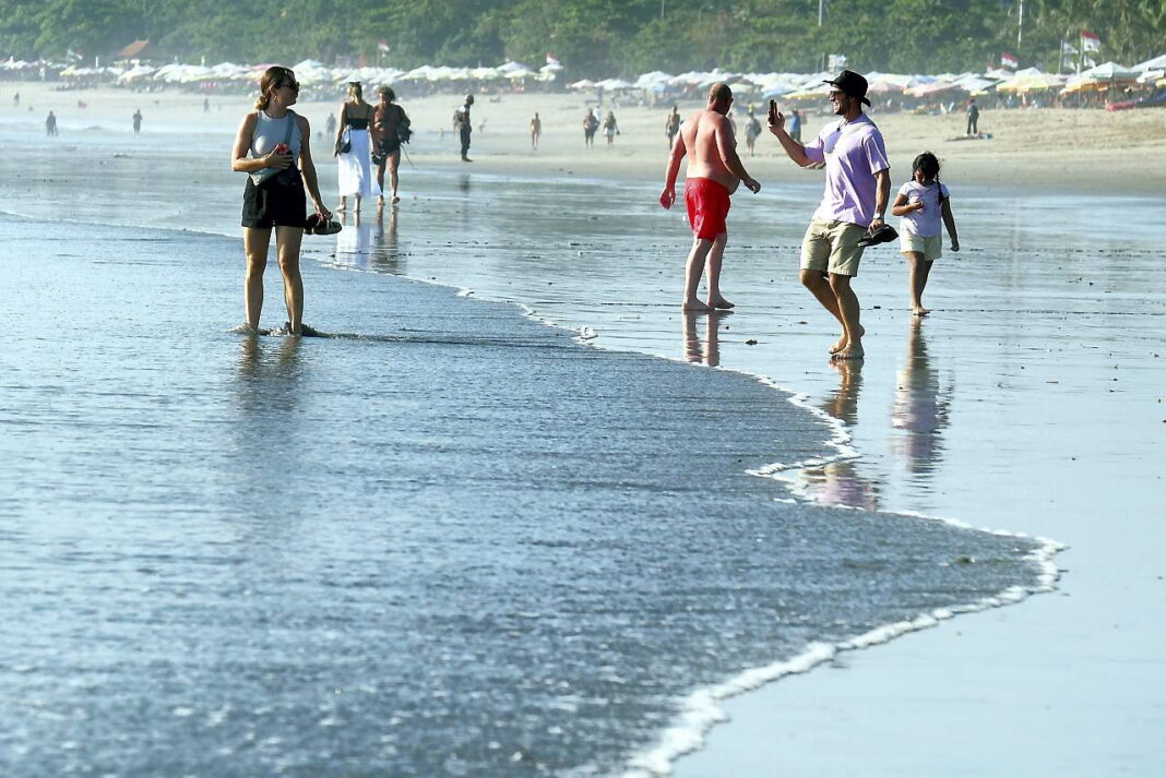 Sejumlah wisatawan menikmati pemandangan Pantai Kuta, di Badung, Bali, Rabu (24/9).