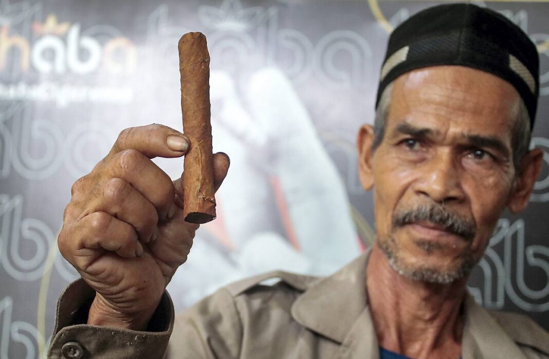 Petani tembakau, di Desa Lambeugak, Kecamatan Kuta Cot Glie, Aceh Besar, Kamis (25/9).