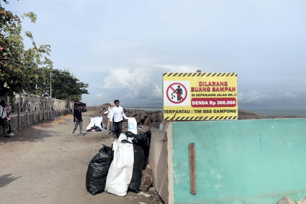 Kegiatan World Cleanup Day (WCD), di kawasan Pantai Syiah Kuala dan Makam Syiah Kuala, Gampong Deah Raya, Kecamatan Syiah Kuala, Banda Aceh, Sabtu (27/9)