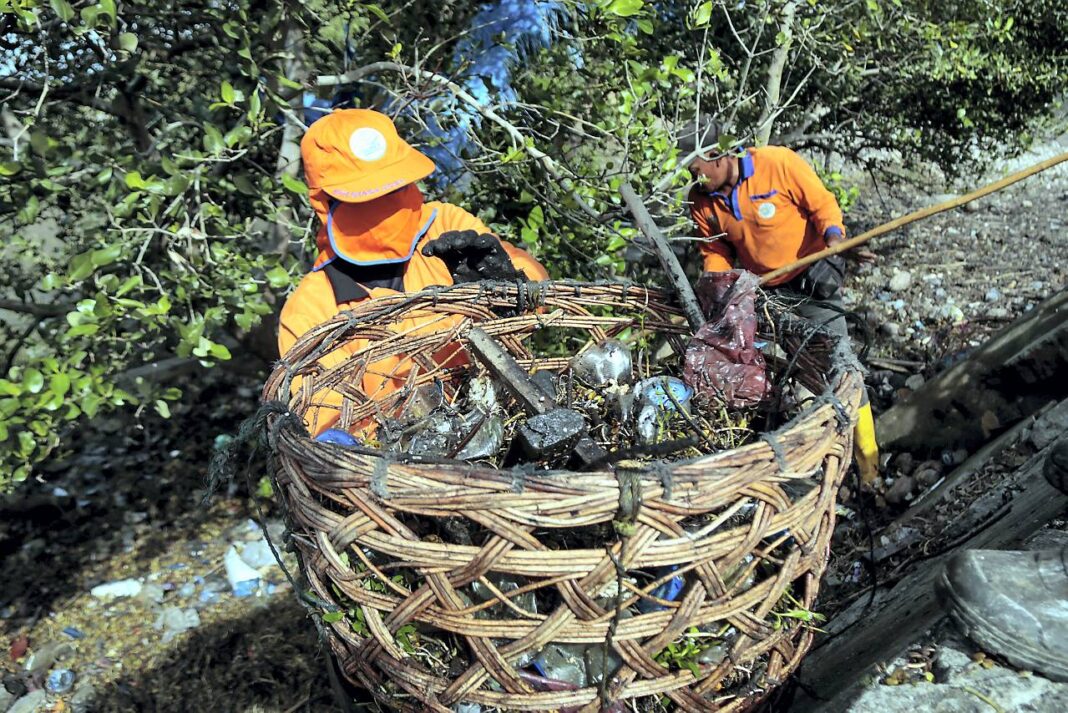Kegiatan World Cleanup Day (WCD), di kawasan Pantai Syiah Kuala dan Makam Syiah Kuala, Gampong Deah Raya, Kecamatan Syiah Kuala, Banda Aceh, Sabtu (27/9)