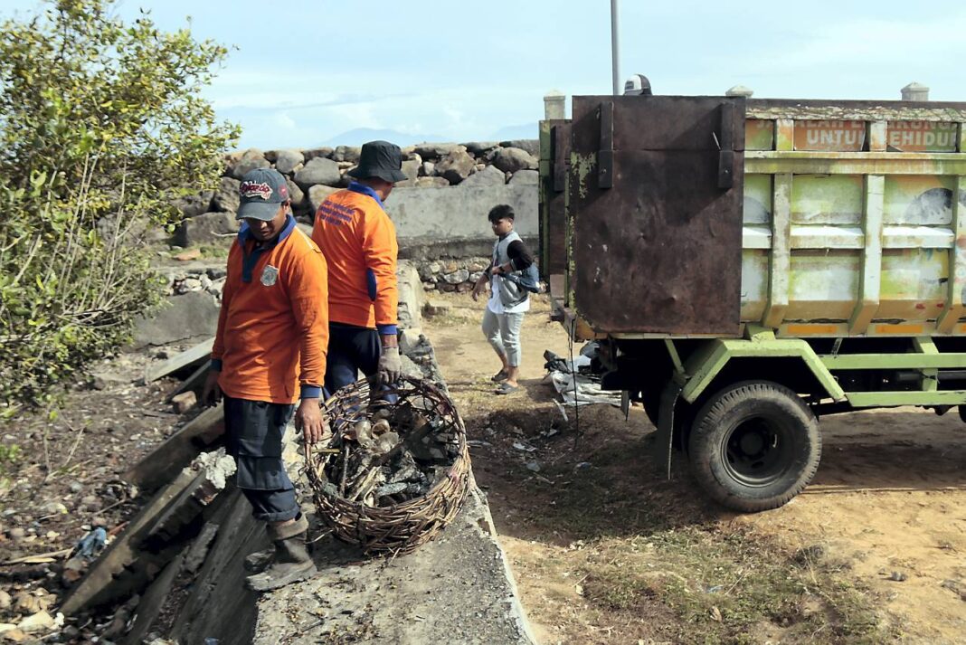 Kegiatan World Cleanup Day (WCD), di kawasan Pantai Syiah Kuala dan Makam Syiah Kuala, Gampong Deah Raya, Kecamatan Syiah Kuala, Banda Aceh, Sabtu (27/9)