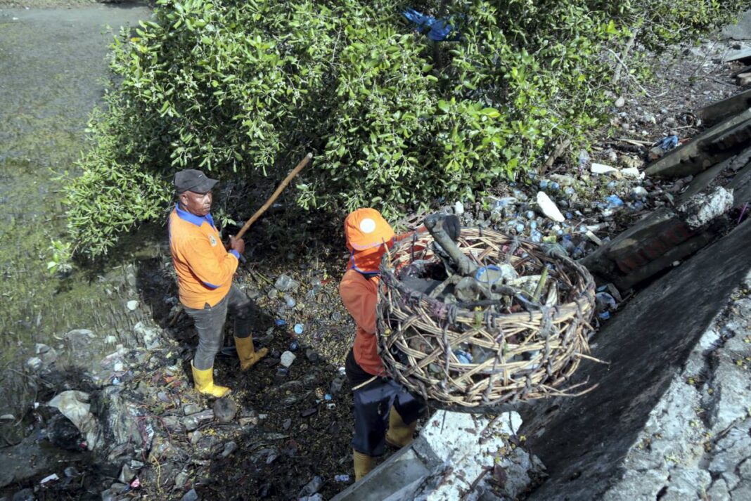 Kegiatan World Cleanup Day (WCD), di kawasan Pantai Syiah Kuala dan Makam Syiah Kuala, Gampong Deah Raya, Kecamatan Syiah Kuala, Banda Aceh, Sabtu (27/9)