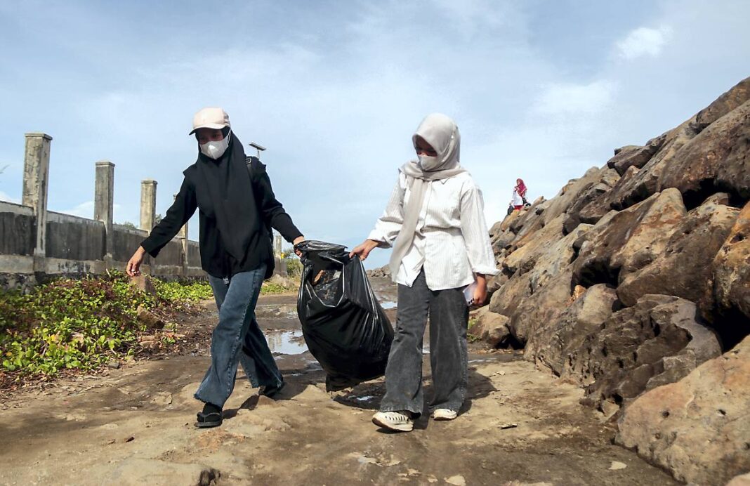 Kegiatan World Cleanup Day (WCD), di kawasan Pantai Syiah Kuala dan Makam Syiah Kuala, Gampong Deah Raya, Kecamatan Syiah Kuala, Banda Aceh, Sabtu (27/9)
