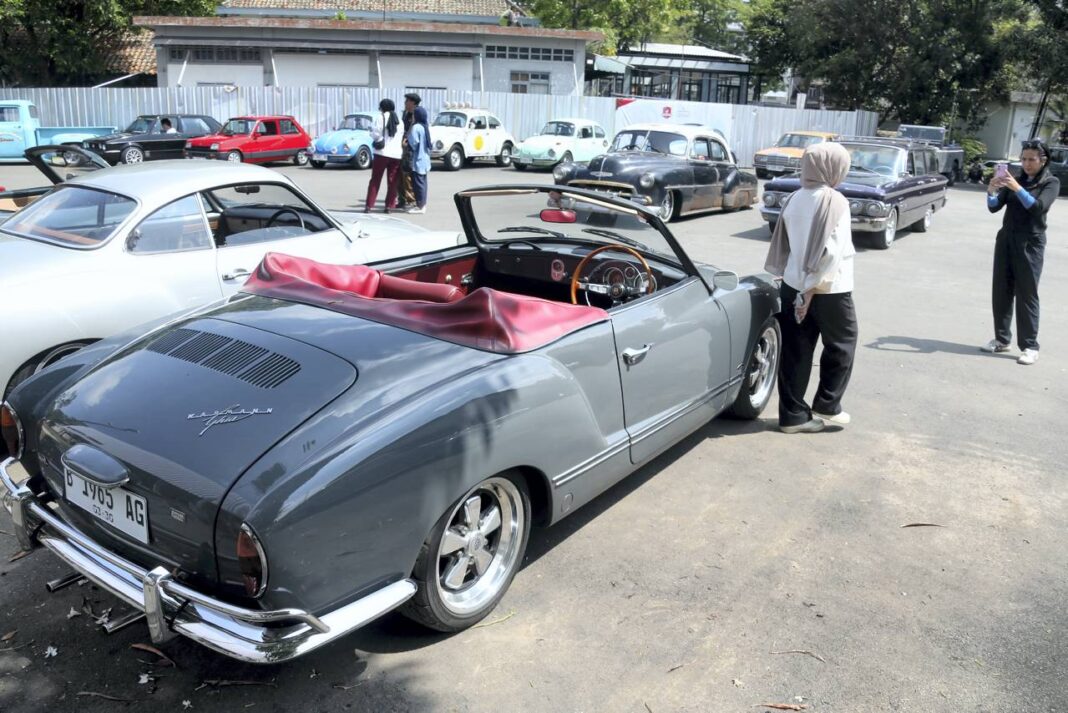 Sejumlah mobil klasik berusia lebih dari 40 tahun, pada acara The Distinguished Gentleman's Drive, di Bandung, Minggu (28/9).