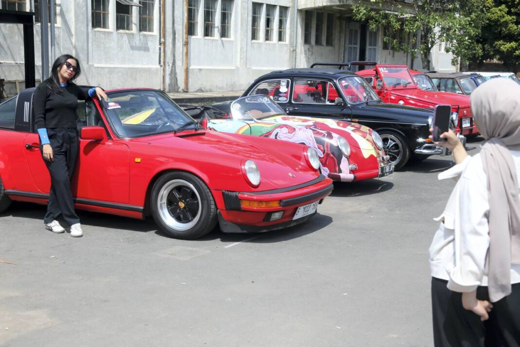 Sejumlah mobil klasik berusia lebih dari 40 tahun, pada acara The Distinguished Gentleman's Drive, di Bandung, Minggu (28/9).