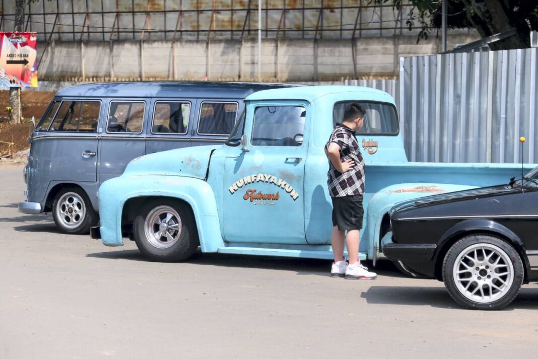 Sejumlah mobil klasik berusia lebih dari 40 tahun, pada acara The Distinguished Gentleman's Drive, di Bandung, Minggu (28/9).
